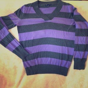 Gap V-neck light weight sweater